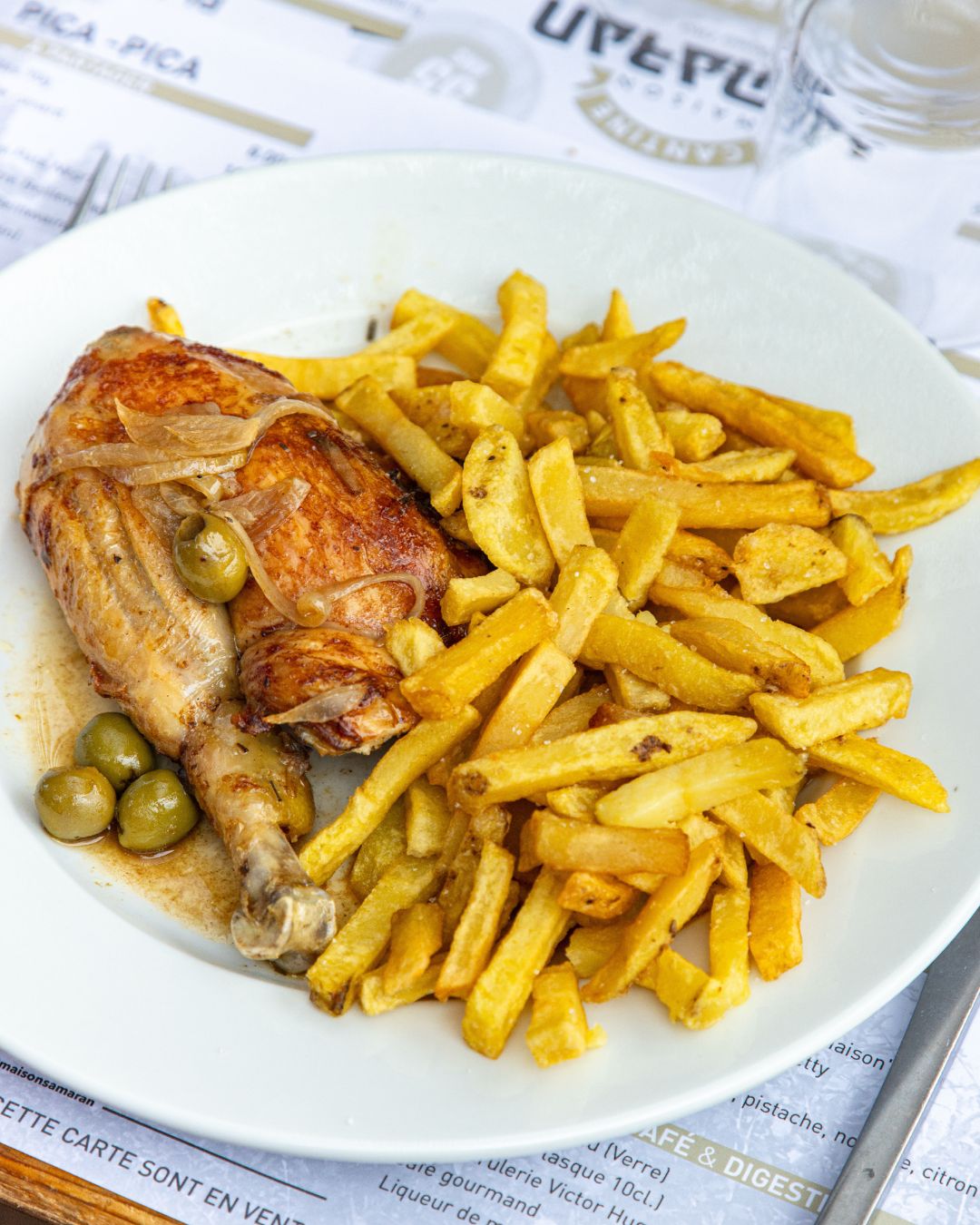 Assiette de cuisse de poulet et frites fraiches