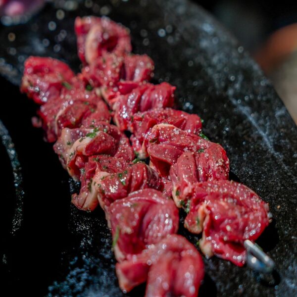 Coeurs de canard frais en brochette