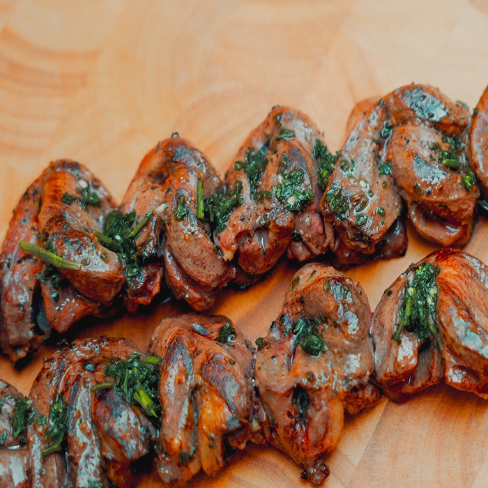 Coeurs de canard frais en brochette