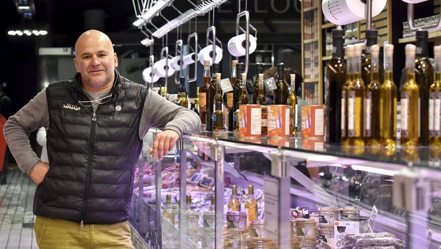 Christophe Samaran accouder sur sa vitrine au marché Victor Hugo