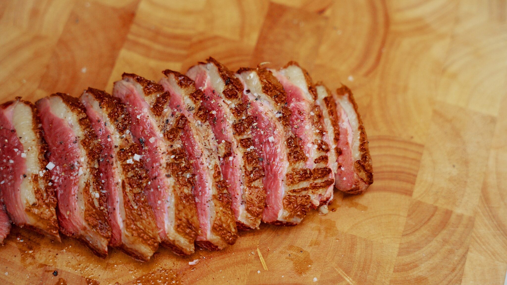 Magret découpé sur une planche bois