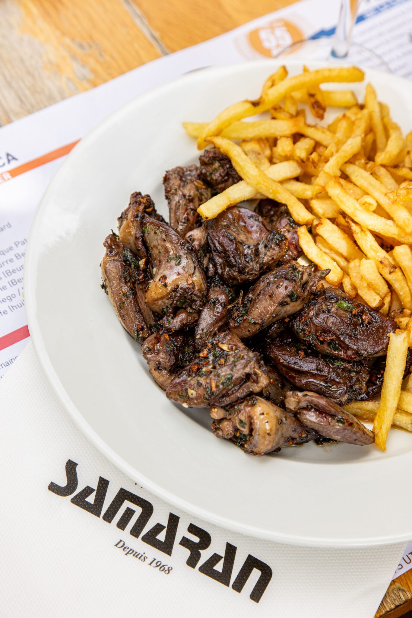 Assiette de cœur de canard et frites fraiches