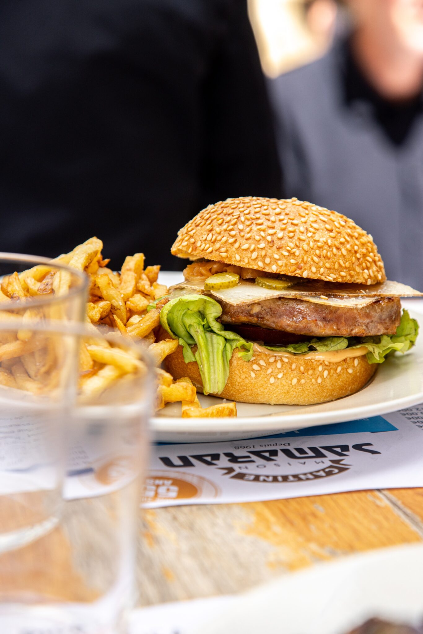 Assiette de burger de canard et frites fraîches